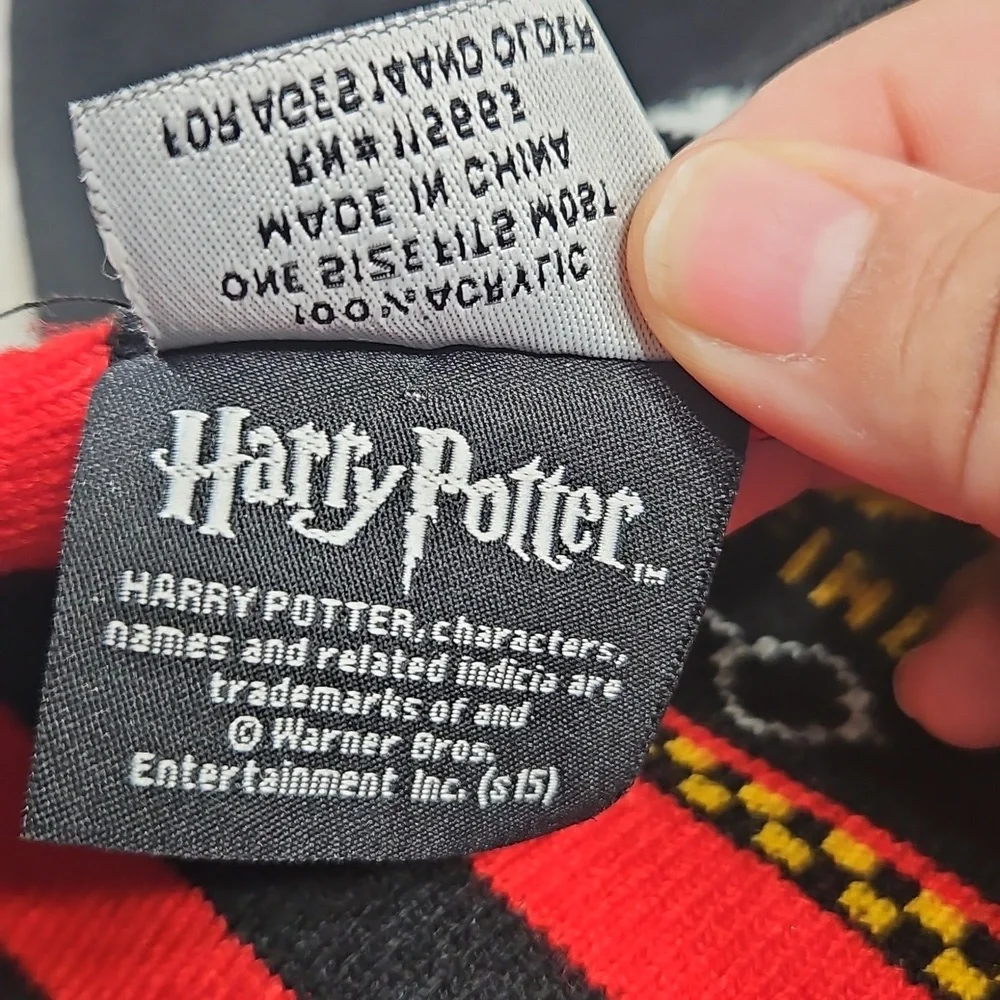 GUC harry potter gryffindor scarf and hogwartz heather gray beanie